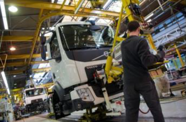 Equipiers autonomes de production industrielle : grâce à la Région Normandie, 12 parcours de formation ouverts pour le site Renault Trucks de Blainville-sur-Orne